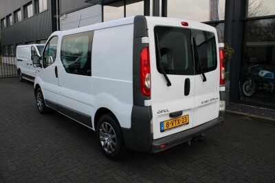 Opel-Vivaro-1