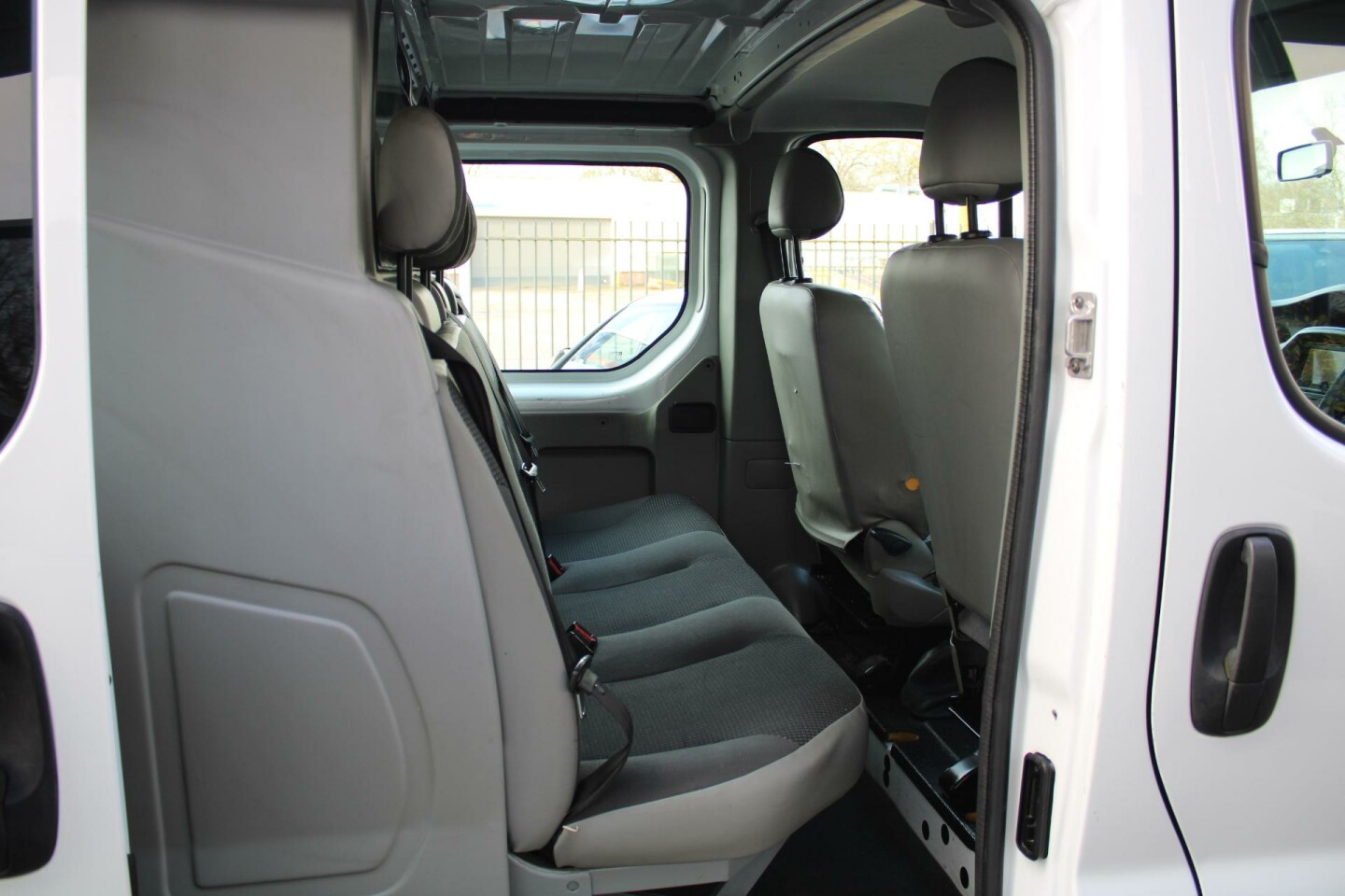 Opel-Vivaro-15