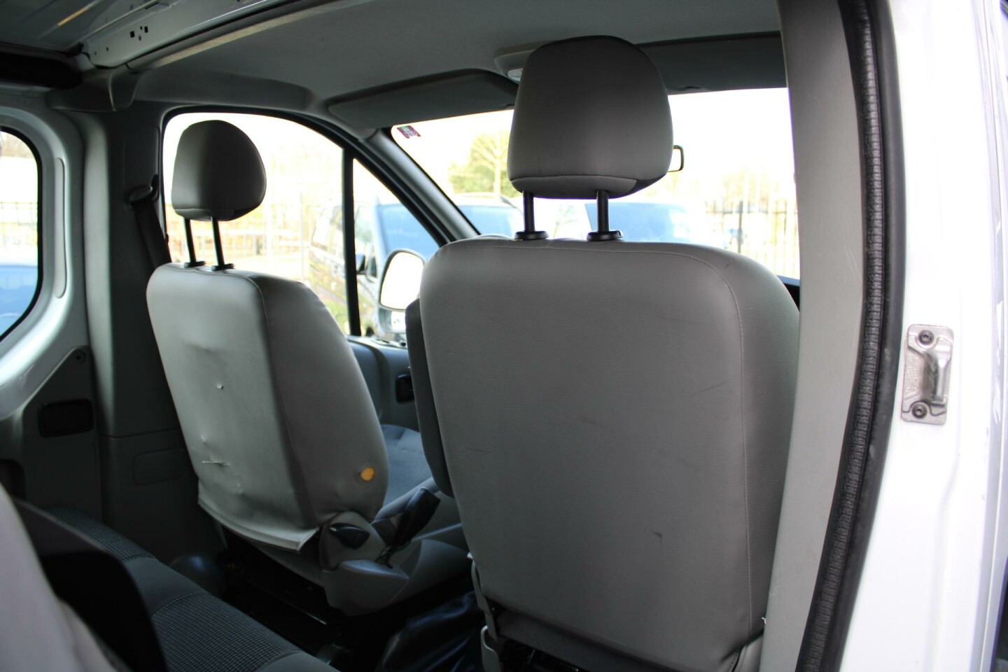 Opel-Vivaro-16